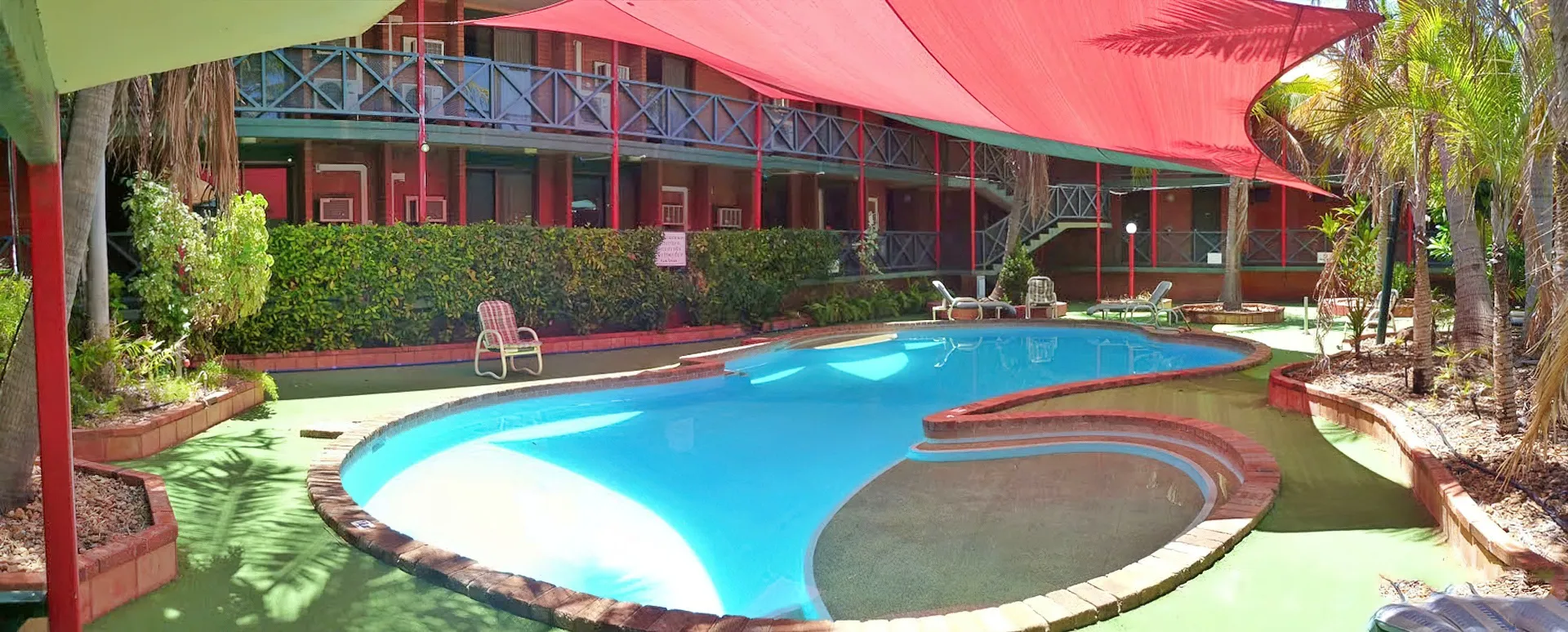 Deluxe Poolside Room